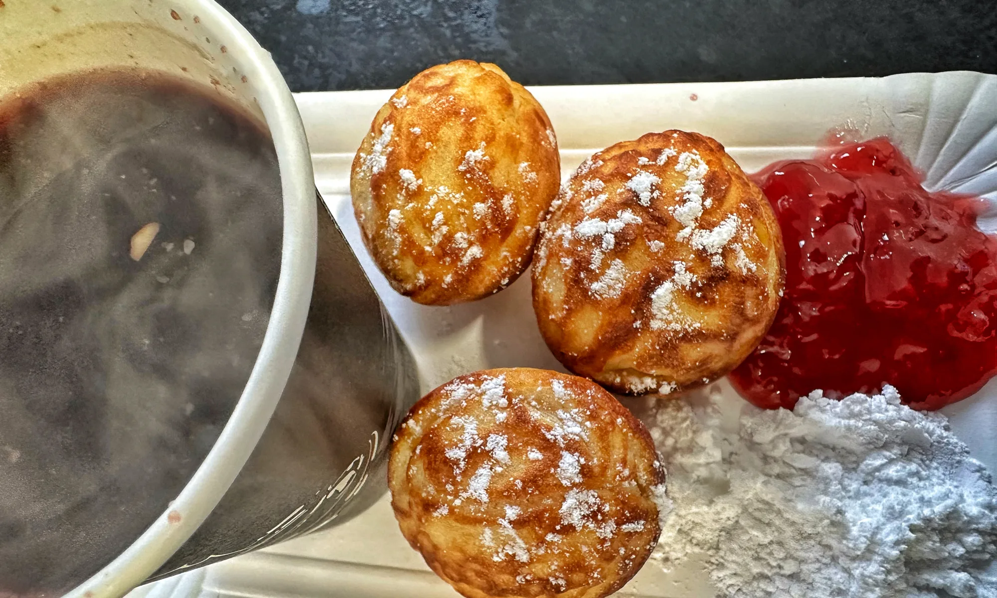 Æbleskiverne er serveret