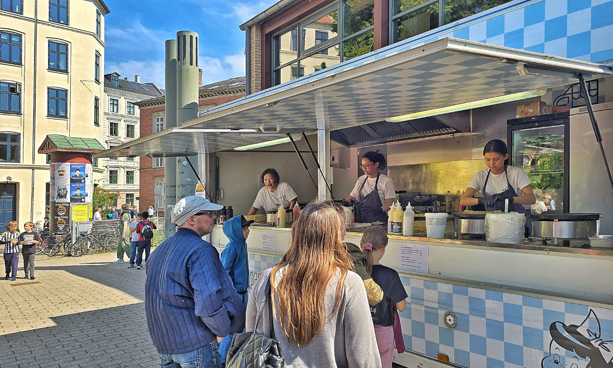 Gadesalg med pandekager hos Vesterbro Ungdomsgård