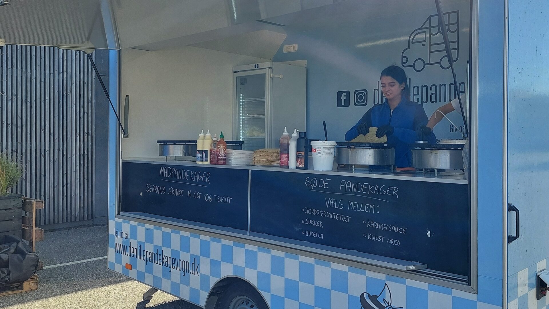 Nybagte pandekager til lagersalg i Køge